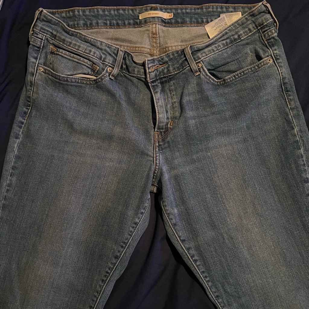 Womens Levis 711